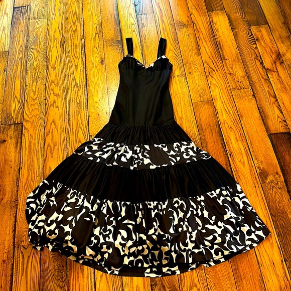 Milly of New York Dresses & Skirts - MILLY OF NEW YORK SLEEVELESS BLACK & CREAM GOWN WITH CRINOLINE AND BACK ZIPPER